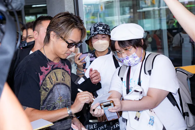 TAKAHIRO為粉絲簽名。COME ON JKSSP提供