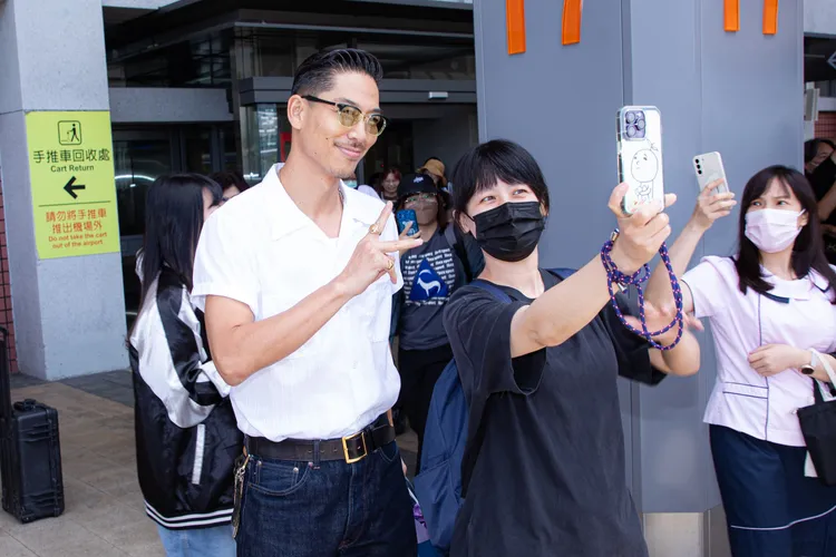 AKIRA走出機場後，跟粉絲自拍。COME ON JKSSP提供