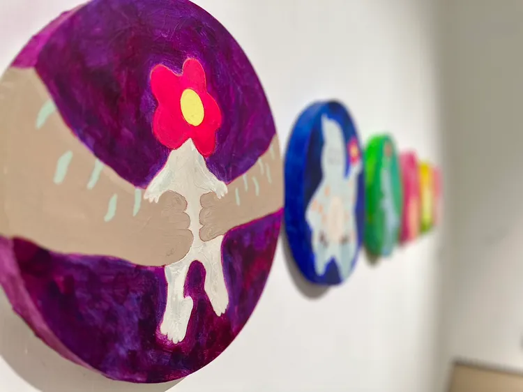 孟耿如牆上的作品們。趙大智攝