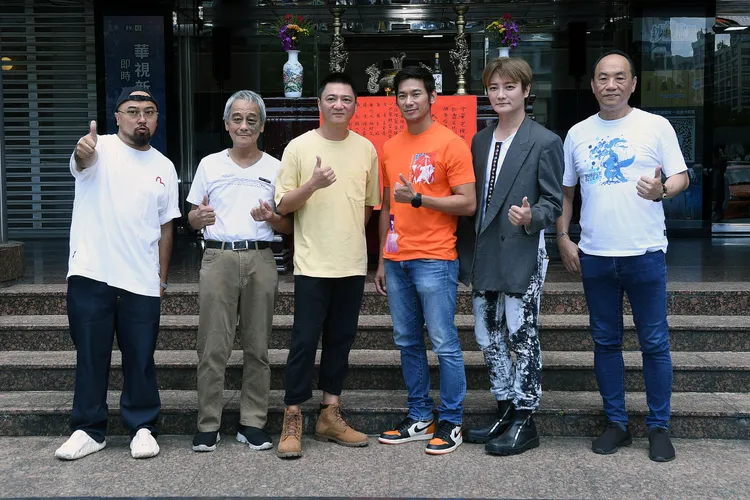 《孔雀魚》今舉行開鏡儀式，王自強（右起）、阿沁、亮哲、藍葦華、蔡明修、美麗本人到場。華視提供