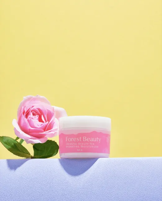 玫瑰美人茶多酚保濕水凝霜，擁有東方美人茶、大馬士革玫瑰、莓果萃取、玻尿酸等成分，50g／550元。品牌提供