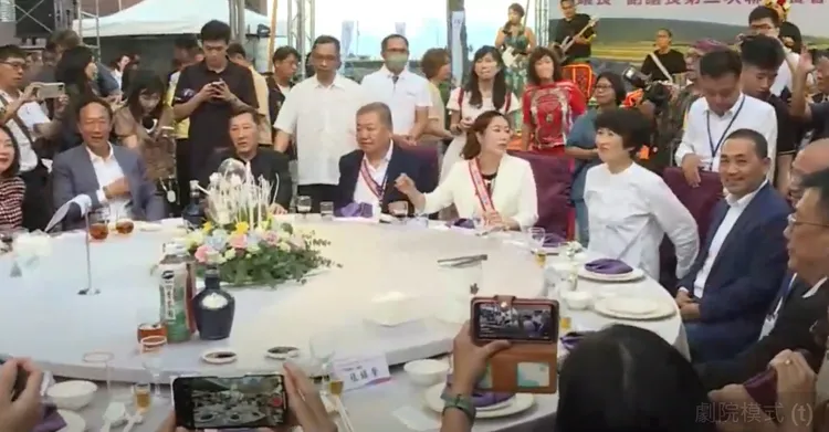 郭台銘與侯友宜同桌中間隔四人，僅有敬酒但未交談，互動冷。翻攝畫面