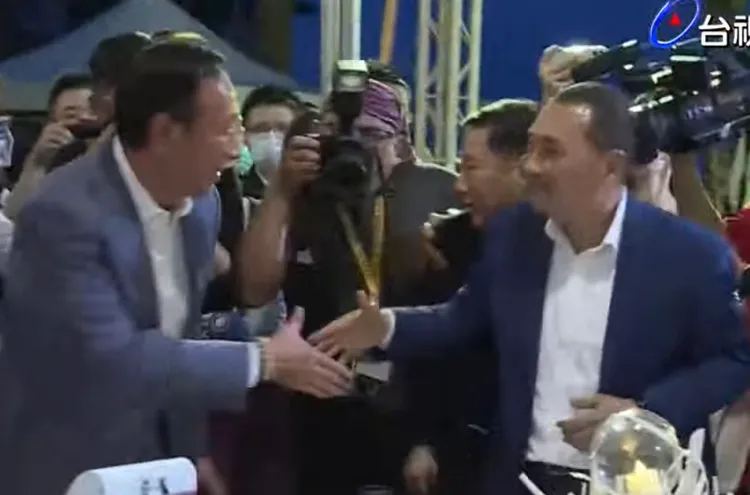 侯提前離席時與郭台銘握手寒暄，不到30秒隨即離去。翻攝畫面