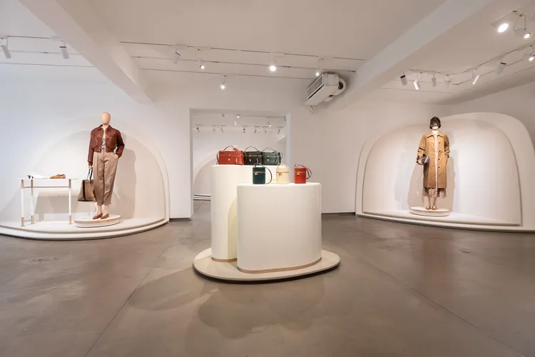 本季Loro Piana藉由大膽引入搶眼色彩及圖騰的手法，在視覺上予人煥然一新的時尚感。品牌提供