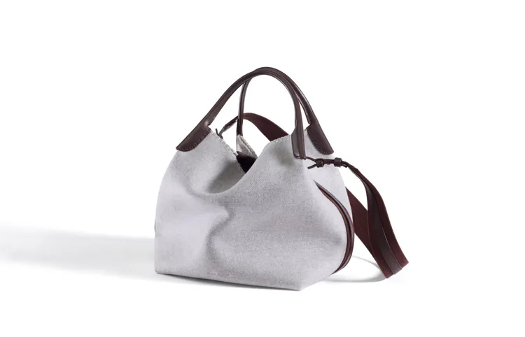 Bale Bag中型羊絨肩背包，未定價。品牌提供