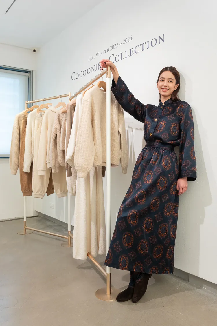 Loro Piana頂級面料的舒適觸感，在妮妮眼中，也不失為可增進情侶間親密互動的契機。品牌提供