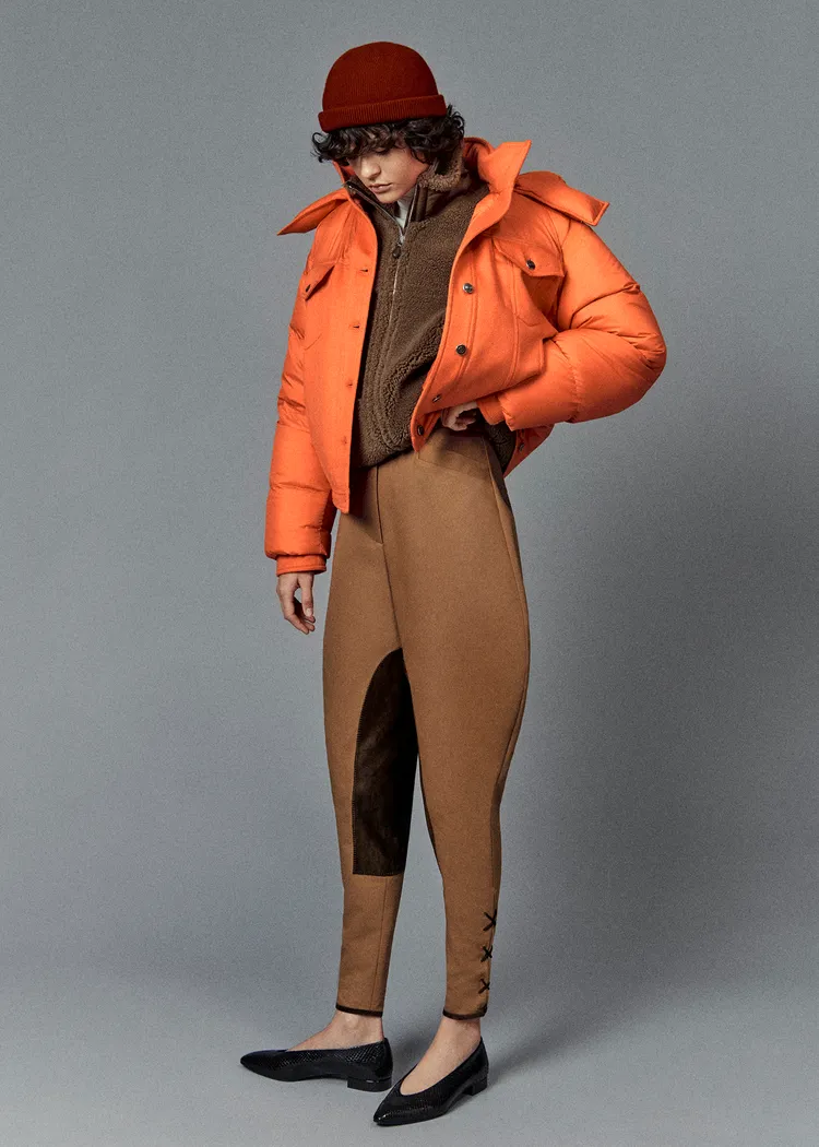 刺繡斗篷和融合運動精神的馬術褲，給人遊牧民族的異國氛圍。品牌提供