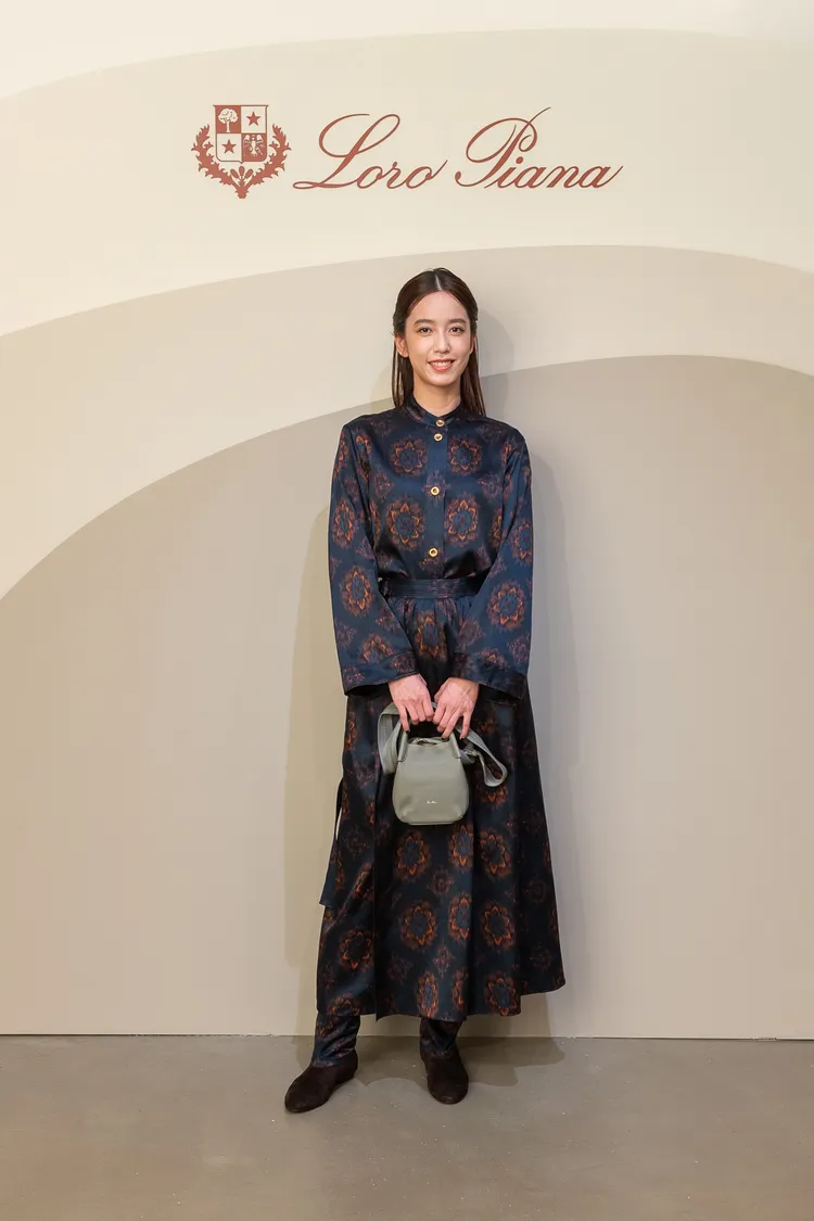 陳庭妮表示身上搶眼的民俗風絲質裙裝，不禁讓她腦中萌生「在草原上奔馳」的畫面。品牌提供