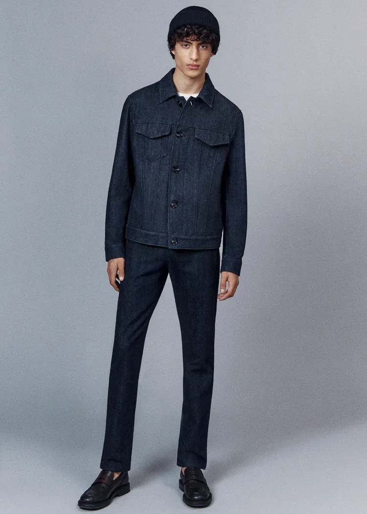 加入喀什米爾羊絨纖維織成的CashDenim丹寧布料，更衍生出採用不同剪裁的男女款式。品牌提供
