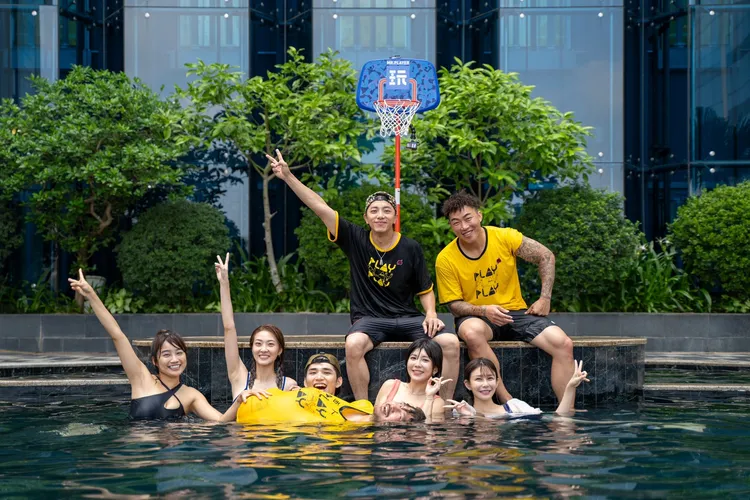 郭泓志（右上）首登《玩很大》收視告捷 。三立提供