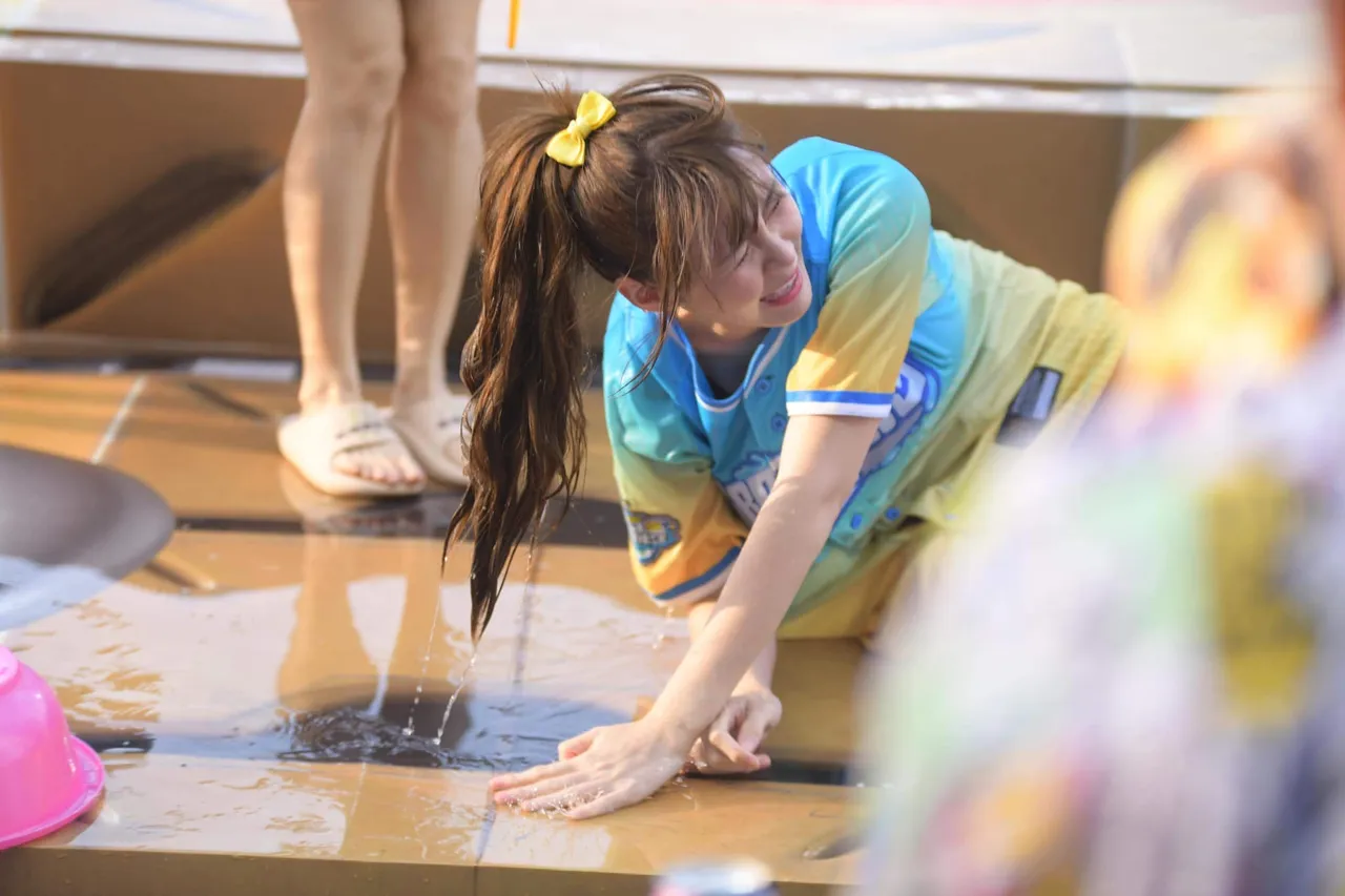 短今摔倒在地，表情痛苦。翻攝短今臉書