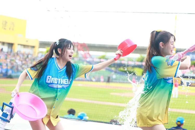 短今和隊友互相潑水，玩得超嗨。翻攝短今臉書