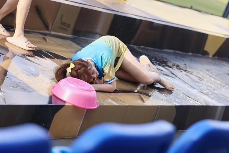 短今趴地哀號，露出白皙長腿。翻攝短今臉書