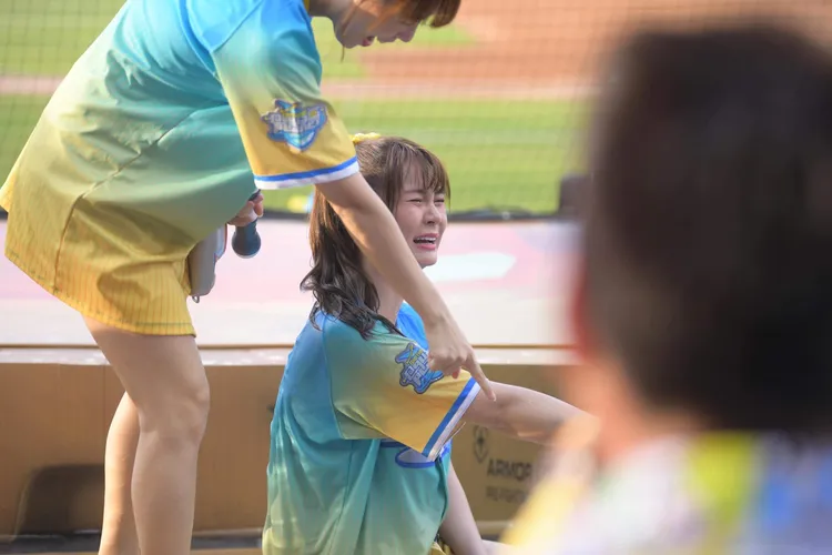 短今撲街哀號，眾人全嚇傻。翻攝短今臉書