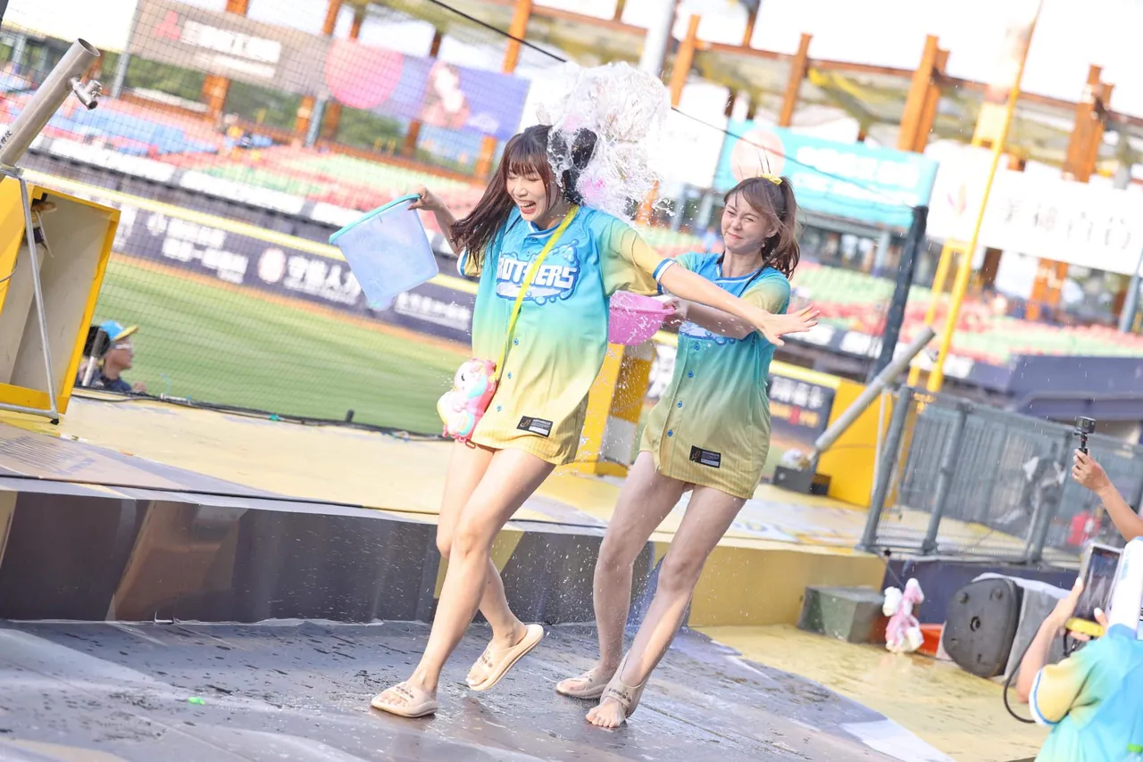 短今和隊友互相潑水，玩得超嗨。翻攝短今臉書