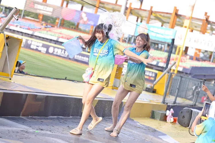 短今和隊友互相潑水，玩得超嗨。翻攝短今臉書