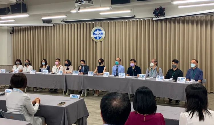 新北地院今宣判殺夫案後，國民法官與合議庭一起出席記者會。丁牧群攝