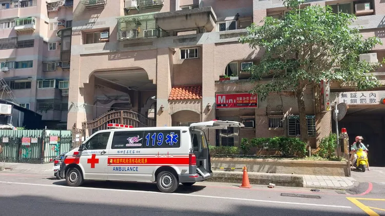 人質挾持現場，救護車待命。桃園警分局提供