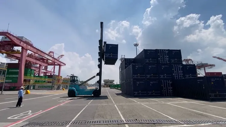 漂流貨櫃吊上平台船集中。高港分公司提供