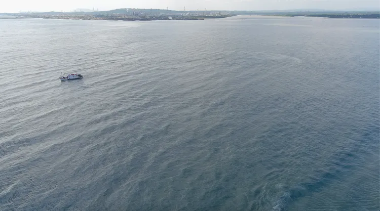 高屏溪出海口無油污及漂浮貨櫃。高港分公司提供