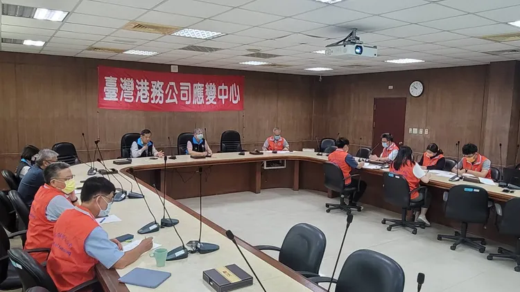 臺灣港務公司李賢義董事長於今日上午親自坐鎮召開緊急應變會議。高港分公司提供