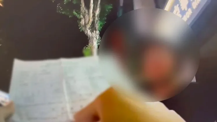 唐姓騎士一度拿出噪音檢測合格資料。桃園警分局提供