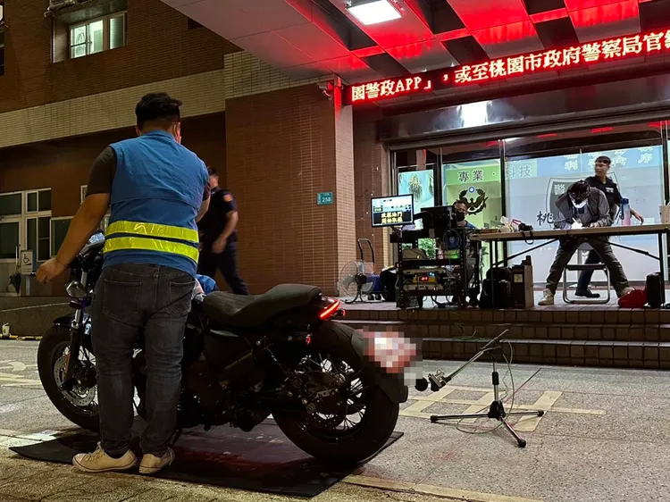 警方攔檢取締改裝噪音車輛。桃園警分局提供