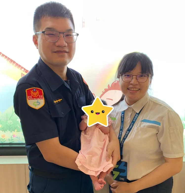 台中市捷運警察隊警員許哲維與中捷綠線文華高中站副站長林鈺婷，以及他們的小寶貝。民眾提供2人交往後喜結連理，他們的愛情結晶