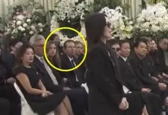 李玟富商老公和女兒在客座未入家屬席 從頭到尾不發一詞