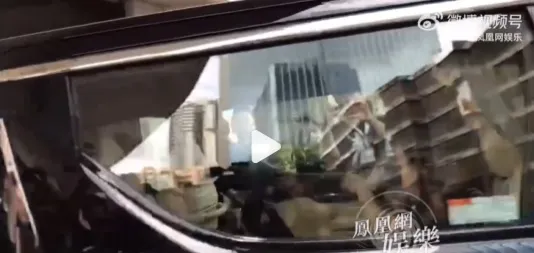 中國媒體拍到李玟繼女搭車進會場。翻攝《鳳凰網娛樂》