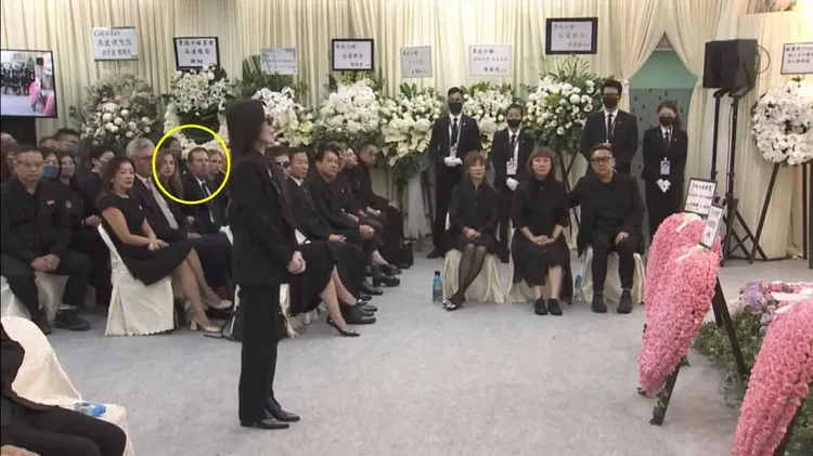 Bruce與女兒坐在第二排（黃圈處）。