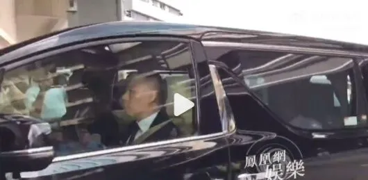 中國媒體拍到Bruce搭車進會場。翻攝《鳳凰網娛樂》