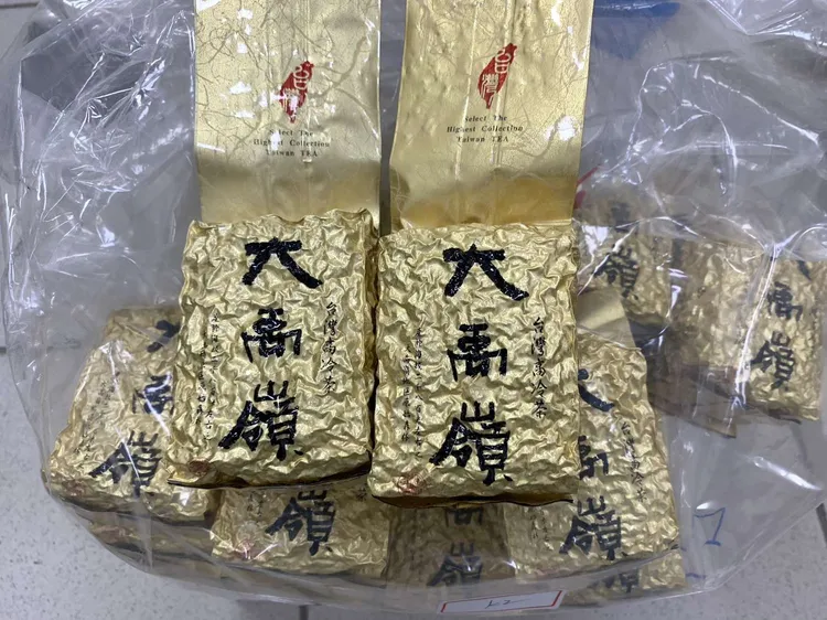外包裝為大禹嶺的台灣高山茶，實為歐嫌等人以越南茶混充。檢方提供