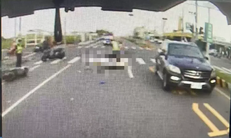 騎士摔車倒地翻滾，當場昏迷。讀者提供