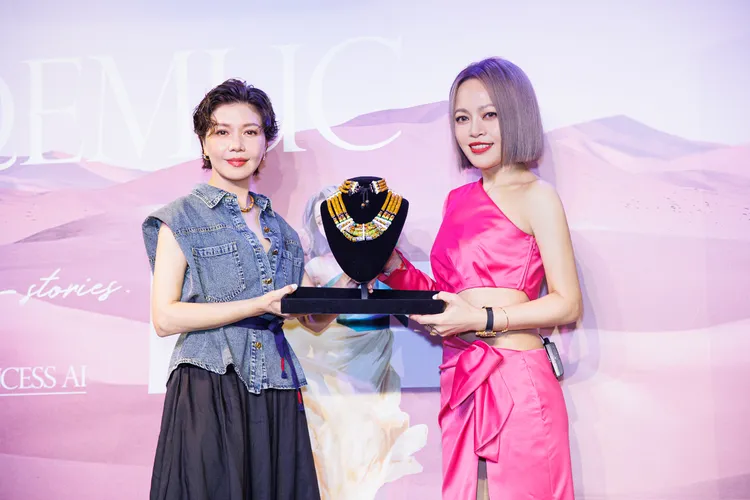 于子育（左）擔任戴愛玲特別嘉賓。華納音樂提供