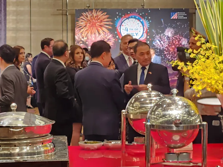 侯友宜跟美方官員換名片。施智齡攝