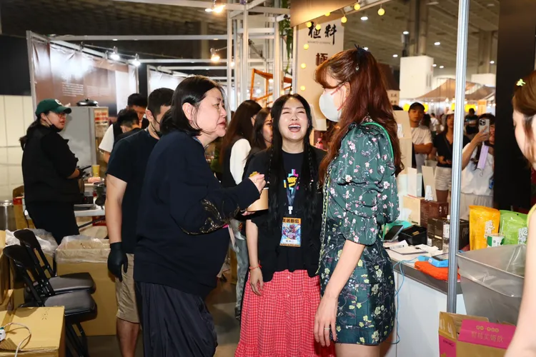 林志玲跟邱瓈寬先到Y頭的攤位支持。彭欣偉攝