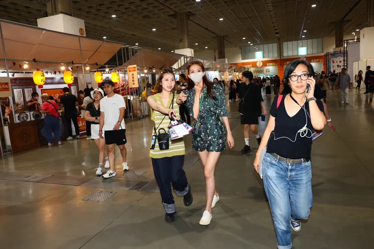 林志玲邊走邊看附近的攤位。彭欣偉攝