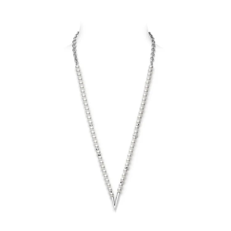 V Code系列純銀珍珠項鍊，14萬3000元。品牌提供