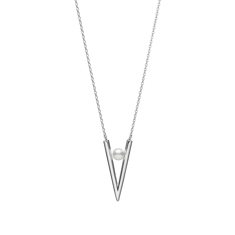 V Code系列純銀珍珠墜鍊，2萬1000元。品牌提供