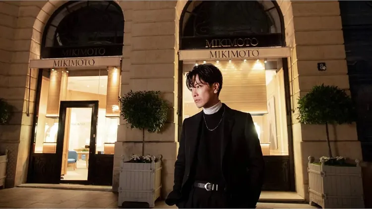 在由知名攝影師Mario Sorrenti掌鏡的《Beyond》寫真書中，佐藤健遠赴MIKIMOTO位在巴黎芳登廣場的精品店外取景。翻攝MIKIMOTO官網