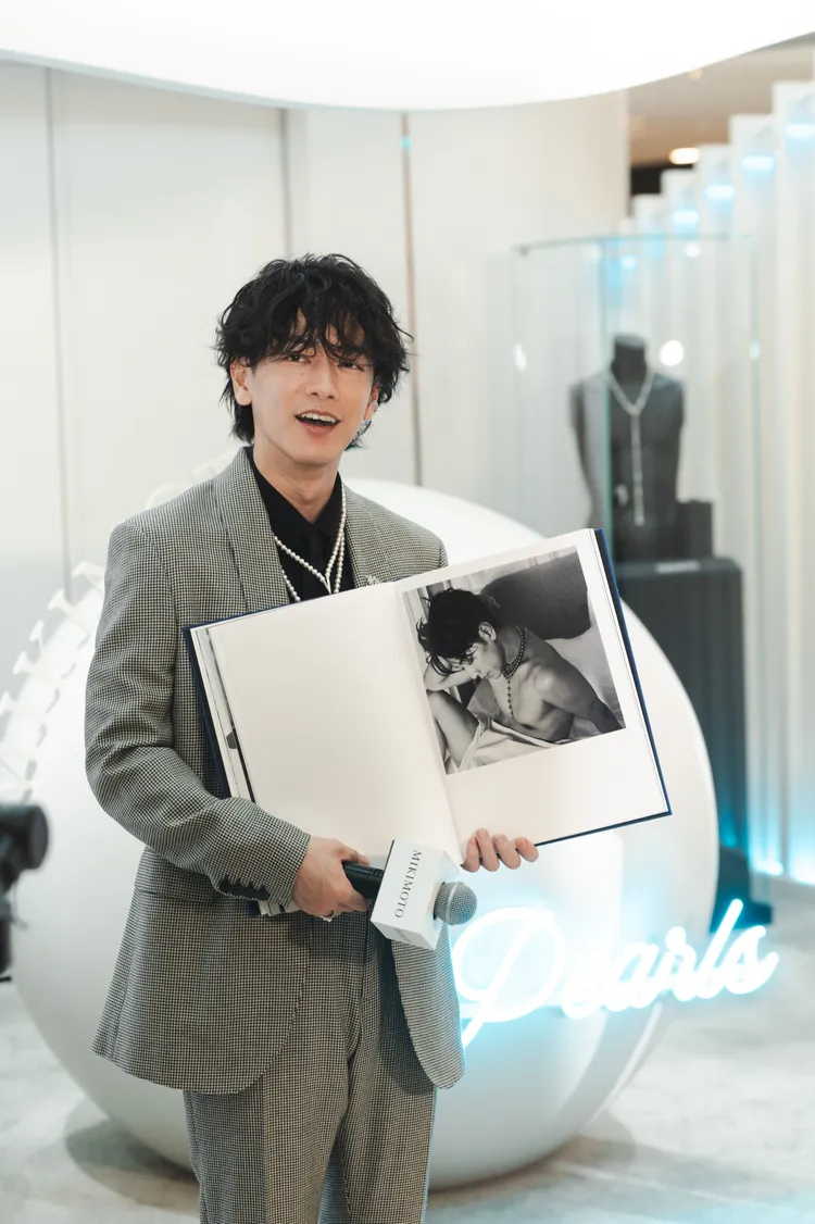 佐藤健和自己最新藝術寫真書《Beyond》中的性感帥照合影。翻攝likejapanhk推特