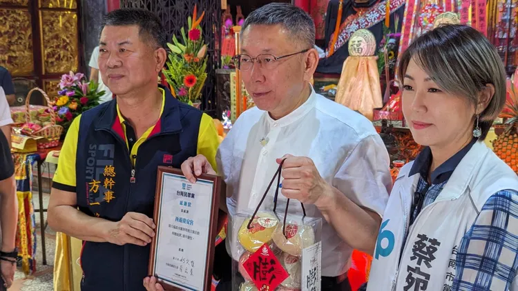 柯文哲前往西港慶安宮參拜。王志弘攝