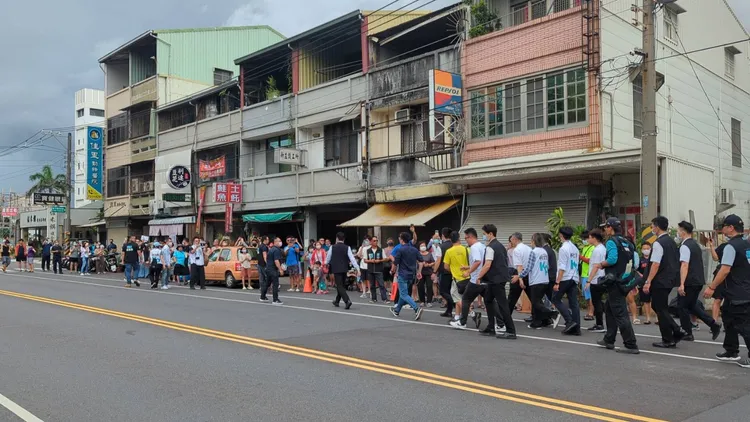 柯P擔任豆花店一日店長，吸引群眾大排長龍。王志弘攝