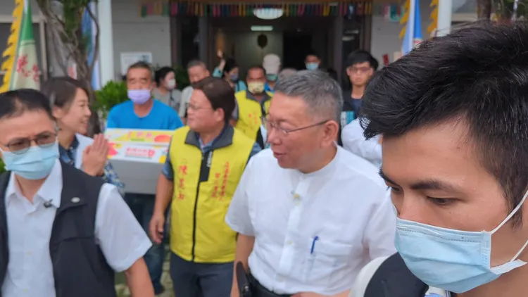 他拜訪無黨籍議員、立委參選人陳昆和。王志弘攝