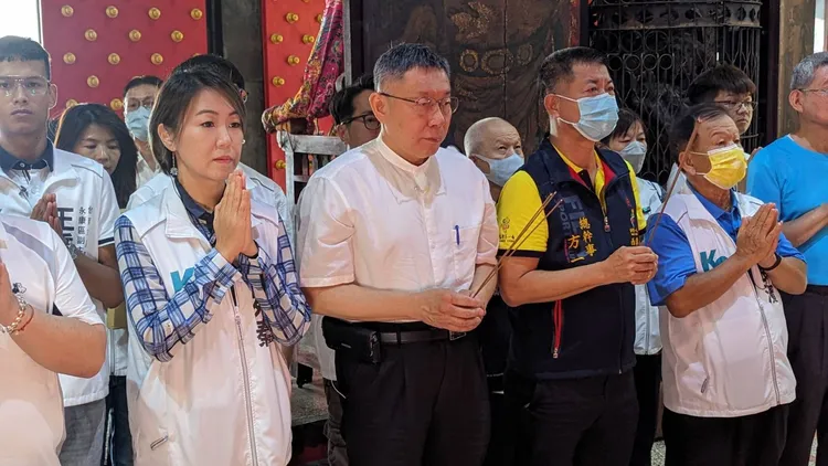 柯文哲下午前往多家廟宇參拜。王志弘攝