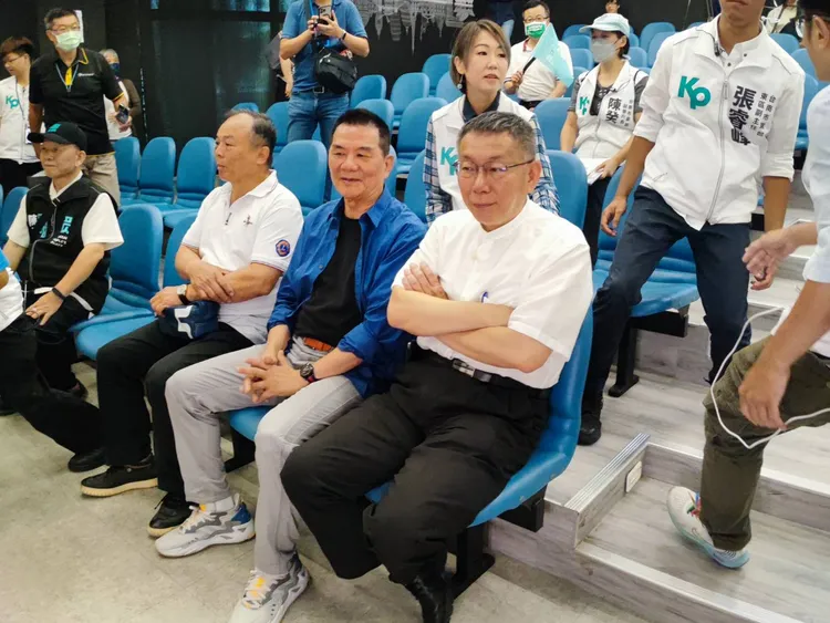 柯文哲前往萬國觀光工廠，受訪時透露暫不與郭台銘會面。王志弘攝