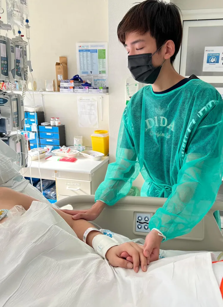 和洪曉蕾一同到西班牙旅遊的兒子Arthur，到病房探望媽媽。翻攝王世均臉書