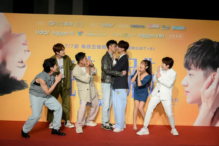 眾人拱CP kiss。三立提供