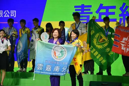 雲嘉南分署全國技能競賽狂拿74面獎座 小隻女休學豁出去!如願勇奪漆作金牌